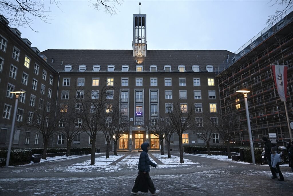 AA 20260219 40609356 40609355 VAZNO JE POKAZATI JEDINSTVO BERLINSKA GRADSKA VIJECNICA OSVIJETLJENA ZA RAMAZAN 1024x683