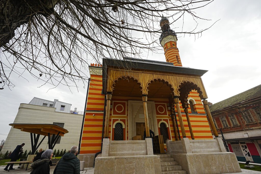AA 20260222 40637164 40637160 BIH NAJSTARIJA TUZLANSKA BEHRAMBEGOVA DZAMIJA DOCEKALA PRVI RAMAZAN U NOVOM RUHU 1024x683