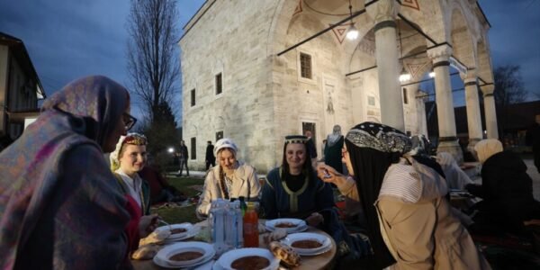 AA 20260302 40713271 40713258 TRADICIONALNI KRAJISKI IFTAR ISPRED BANJALUCKE DZAMIJE FERHADIJA 1024x683