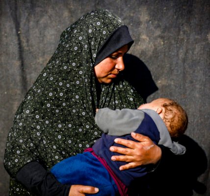 AA 20260308 40765912 40765896 NA MEDUNARODNI DAN ZENA PALESTINKE NASTAVLJAJU NOSITI TESKI TERET RATA 1 1024x986