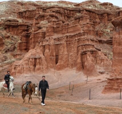 AA 20260404 41013853 41013844 VILINSKI DIMNJACI U TURSKOJ OKUPLJAJU LJUBITELJE PRIRODE NA SAFARI TURAMA NA KONJIMA 1024x683