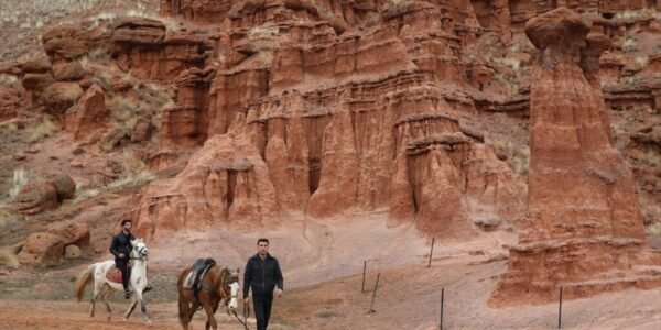 AA 20260404 41013853 41013844 VILINSKI DIMNJACI U TURSKOJ OKUPLJAJU LJUBITELJE PRIRODE NA SAFARI TURAMA NA KONJIMA 1024x683