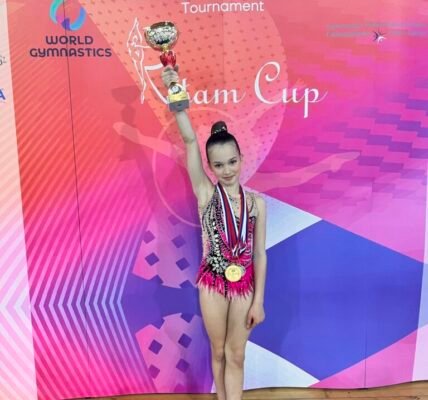 Nisa Secerbegovic sa osvojenim peharom i zlatnom medaljom 768x1024