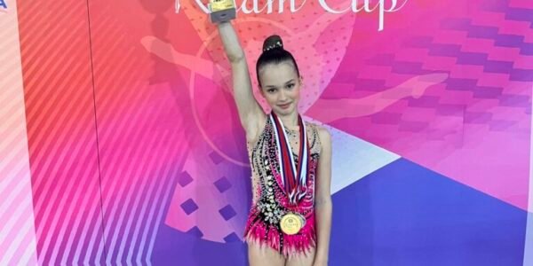 Nisa Secerbegovic sa osvojenim peharom i zlatnom medaljom 768x1024