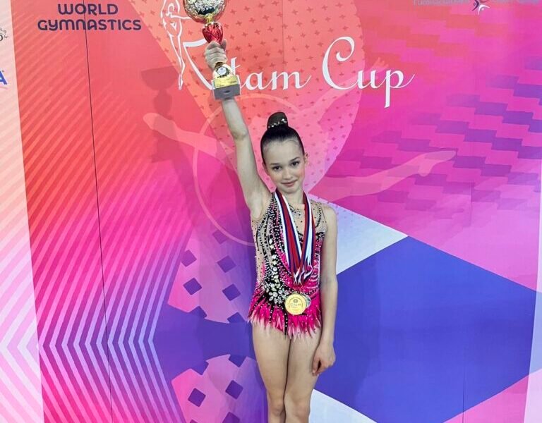 Nisa Secerbegovic sa osvojenim peharom i zlatnom medaljom 768x1024